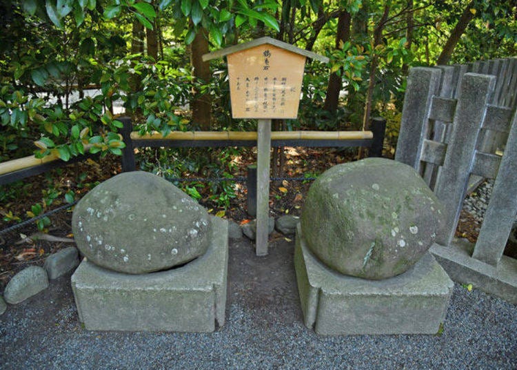 The “Tsuru-kameishi” stones are said to glisten like a crane or turtle.