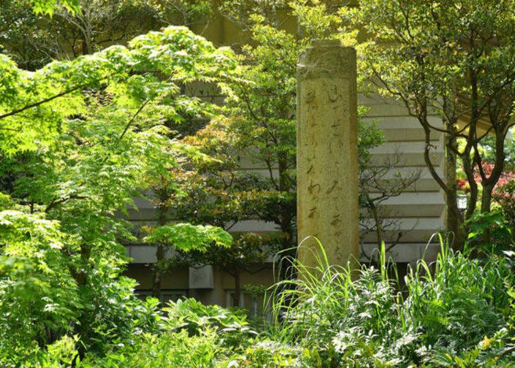 The Kamakura Museum of National Treasures is on the approach to Shirahata Shrine and hosts various exhibits, such as Kamakura Buddha statues. In front of it is a poem stone honoring Minamoto no Sanemoto’s life as a poet.