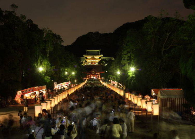 The “Bonbori Festival” and its many lights pays homage to famous artists of the Kamakura area.