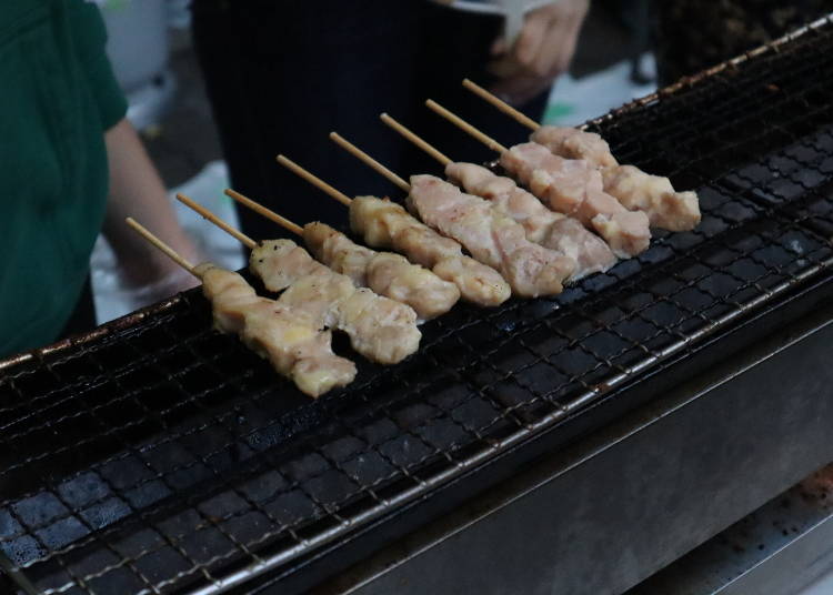 日本の居酒屋の定番、「焼き鳥」も実食