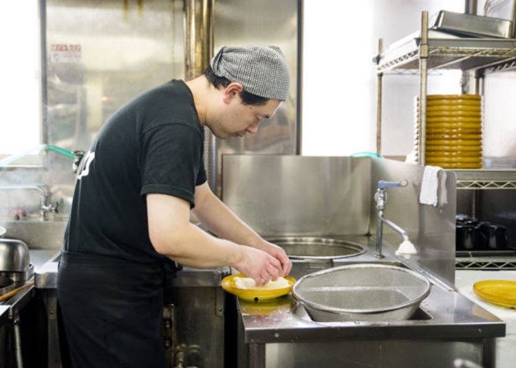 Mr. Furukawa arranges the boiled noodles one by one.