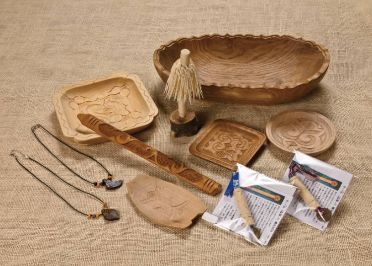 The wooden bowls feature delicate carvings and are known as Nibutani-ita. An original Ainu pattern adorns the piece.