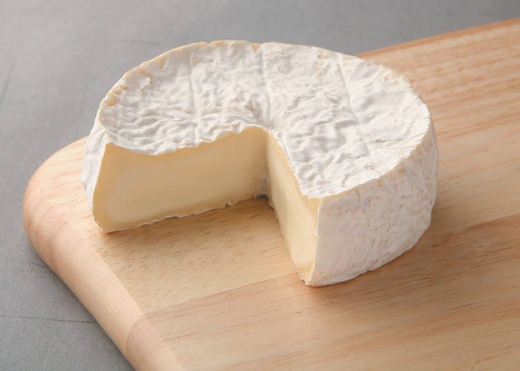 国産チーズ専門工場発祥の地と言われる安平町の安平町の特産品、新鮮な牛乳を使った手作りのカマンベールチーズ