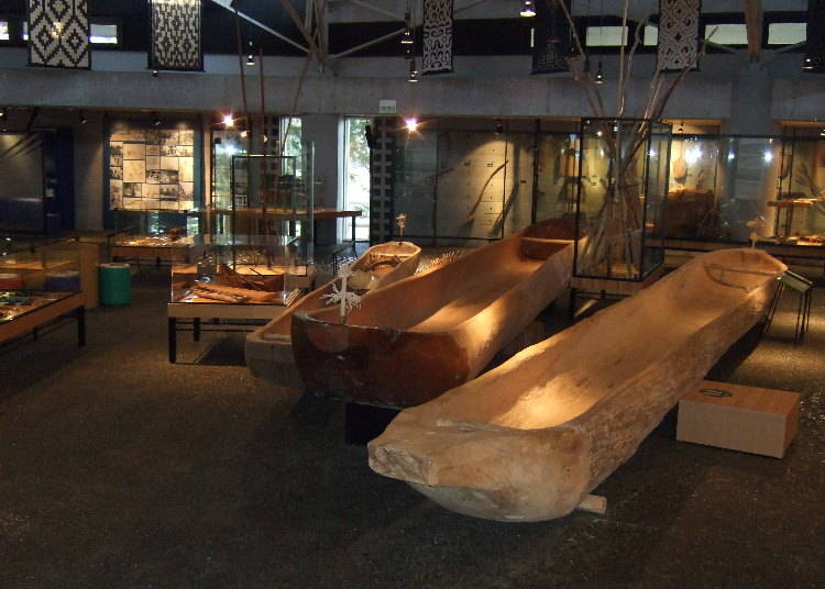 館内では、伝統的な木彫りの舟も展示されているほか、アイヌに伝わるユカラ（叙事詩）やウウエペケレ（民話）などを聞くことができます