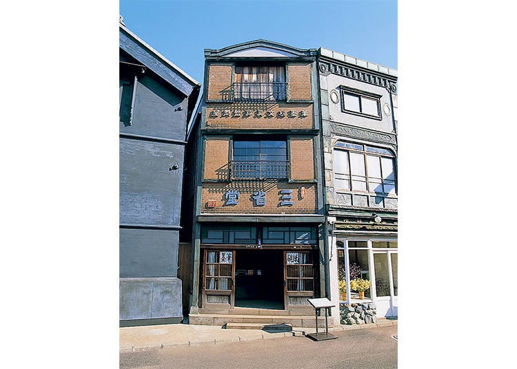 Stationery Store “Takei Sanshodo” and “Hanaichi” Flower Shop (1927). Image courtesy of EDO-TOKYO OPEN AIR ARCHITECTURAL MUSEUM.