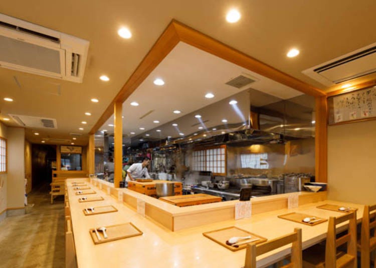 ▲ Iida Shouten has a luxurious atmosphere similar to a sushi restaurant with ten counter seats and two tables for four at the back.