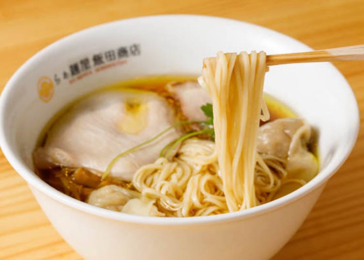▲ Chicken-based soy broth combines exquisitely with the fine noodles, which have a smooth, firm texture.