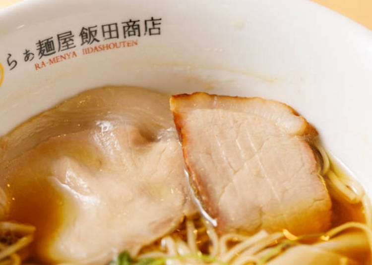 ▲ Chashu made from Sagami pork cooked at low-temperature (left), and momoyaki pork, a rare cut of Sagami pork called “shinkinbo” pickled in a special sauce and oven baked (right).