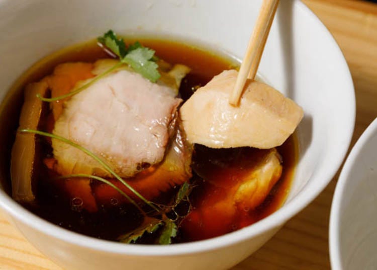 ▲ In addition to Sagami momoyaki pork the sauce includes, chicken chashu, menma (bamboo shoots), and parsley.