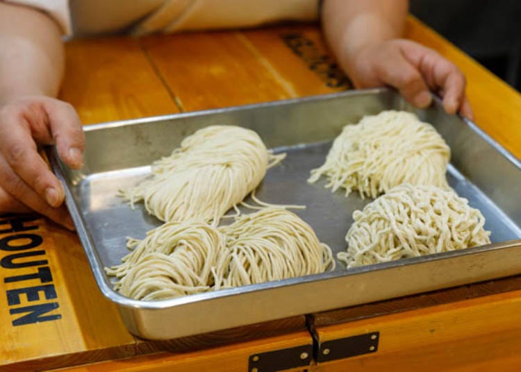 Clockwise from the front left, tsukemen, noodles for salt ramen, noodles for soy sauce ramen, and noodles for niboshi ramen. The length of the noodles is a bit longer than usual, to make them even more enjoyable.