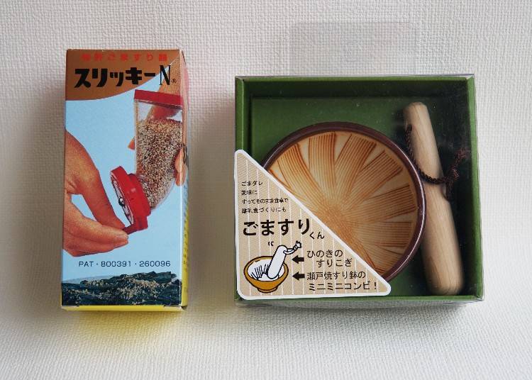左為「研磨芝麻器（スリッキーＮ）」日本製：名古屋KK角大產業／462日幣（含稅）／大小:50×110mm；右為「研磨芝麻碗（ごますりくん）」日本製：YAMACO（ヤマコー）／1,430日幣（含稅）／迷你研磨碗直徑8.5×高4cm、迷你研磨棒約直徑1.5×長10（cm）