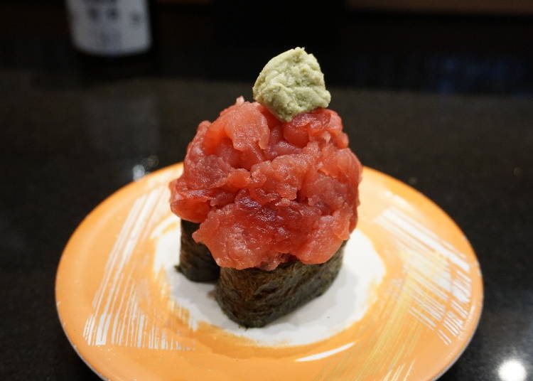 Maguro gunkan roll, 100 yen (tax excluded)