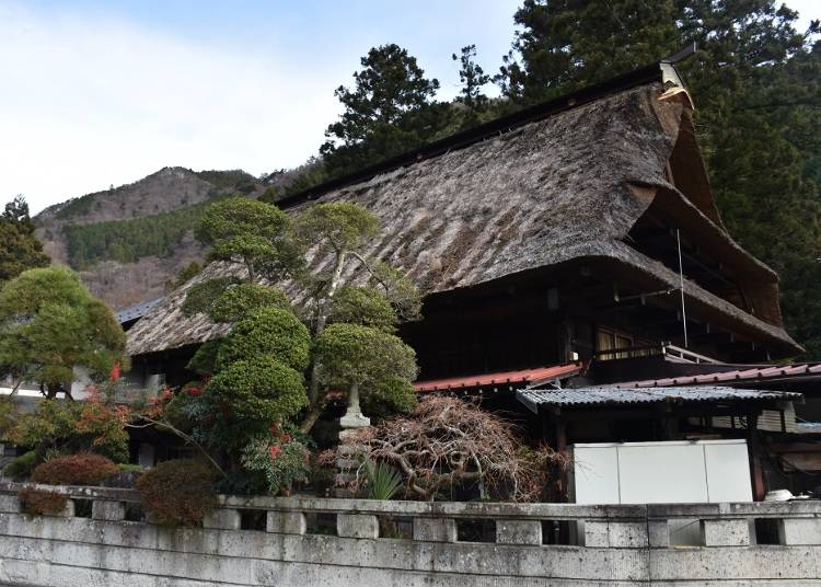 【兜家旅館】築250年以上の合掌造りと山の幸を楽しめる、森に囲まれた宿