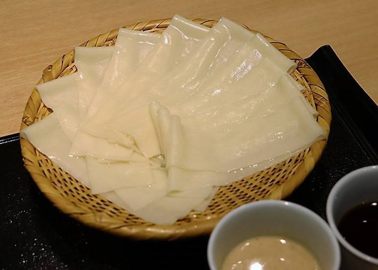 ‘자루 우동 2가지 맛(간장 쓰유, 참깨 쓰유)900엔