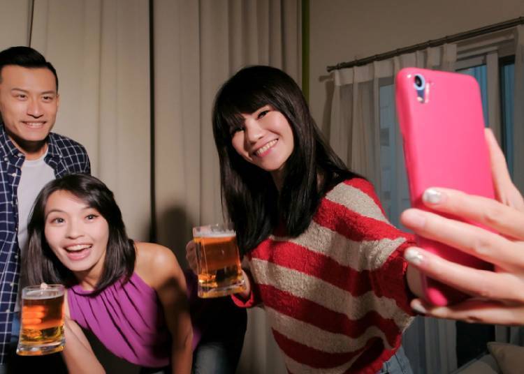 건배의 순간을 SNS에 투고하는 일본인 여성들!