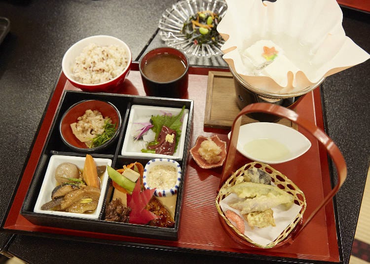 ▲"Momiji Set Meal" (2,800 yen, inclusive of tax) contains millet rice, mushroom soup, seaweed salad, and other foodstuff. If you like it, you're free to go for seconds!
