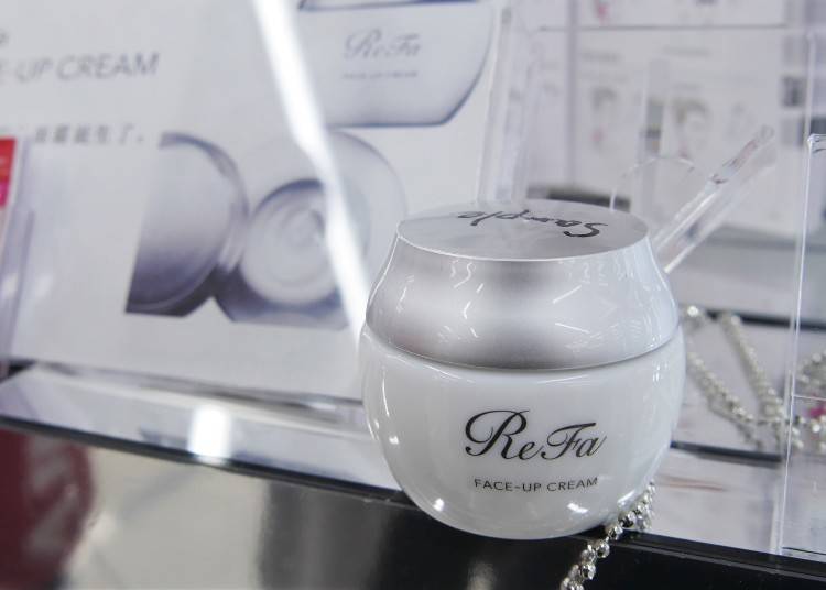 可搭配同品牌推出的專用臉部提拉乳霜（ReFaフェイスアップクリーム，4450日圓，不含稅）