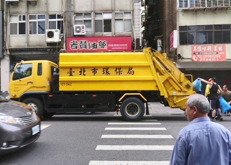 ▲ゴミ収集車が来るとゴミを捨てに家から飛び出す人々（台北）