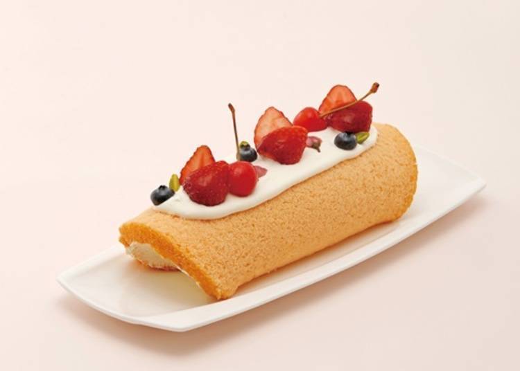 "Sakura Roll Cake" for 972 yen (tax included)