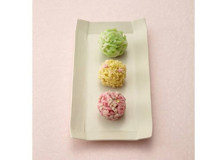 （写真上から）〈乃し梅本舗佐藤屋〉都の花は・〈厳邑堂〉鬱金（うこん）・〈引網香月堂〉佐保姫　各432円（税込）※2019年4月9日（火）まで