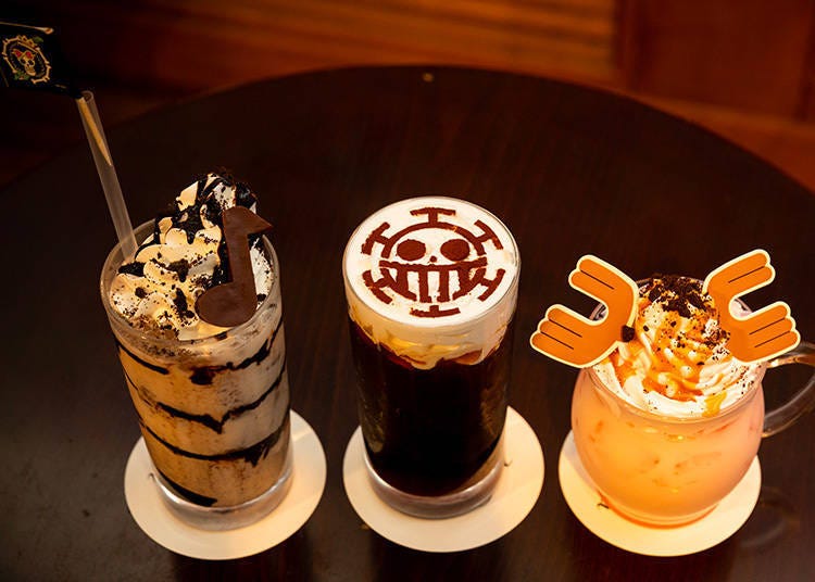 由左到右依序為布魯克的餅乾奶油拿鐵、羅的鮮奶油咖啡、喬巴的甜甜櫻花拿鐵。