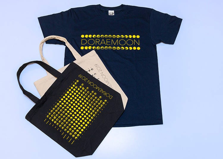Tote Bag Black (1,500 yen), Tote Bag Natural (1,500 yen), and T-shirt (2,500 yen). Tax not included.