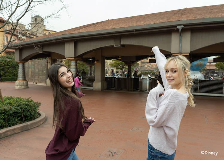 Tokyo DisneySea opens at 8:00 a.m. on most days, and there are always people lining up in advance. But feel free to arrive at your leisure and take it easy.