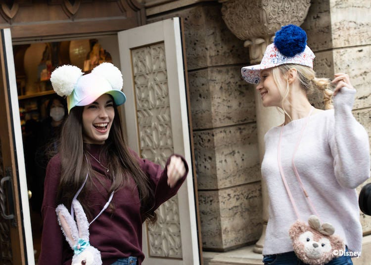 At Tokyo DisneySea, pair looks are very much in vogue; so match with your friend as you explore!