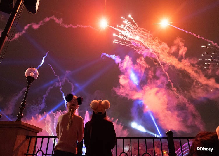 Watch the show in comfort from the harborside as the 20-minute show builds to a crescendo of fireworks. The vibrant explosions reflecting on the tranquil waters are a sight to behold.