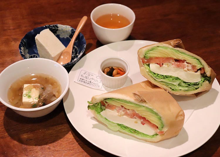 ‘아보카도 샐러드 헬씨 두부 샌드위치’ 런치 세트 1,200엔(세금 포함)