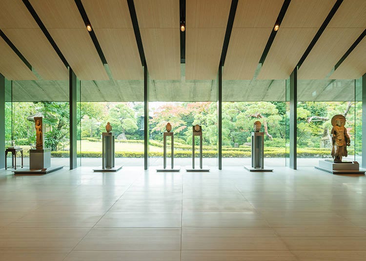 Inside the museum, the atmosphere is relaxed with a harmony of eastern Japanese beauty.