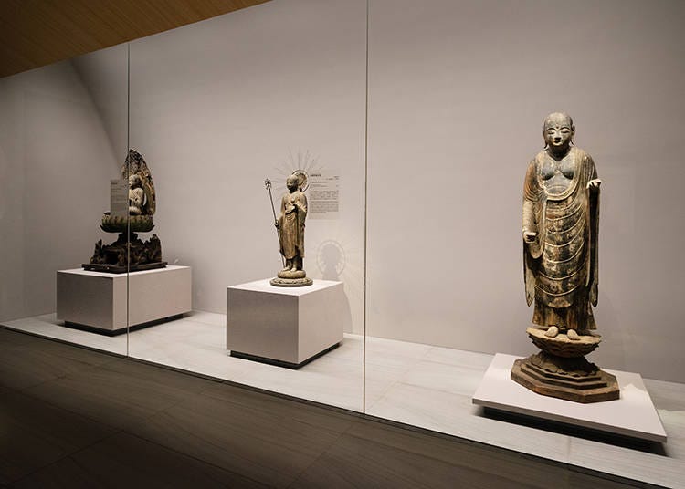 On the right is the important cultural property Miroku-bosatsu-ritsuzou statue.