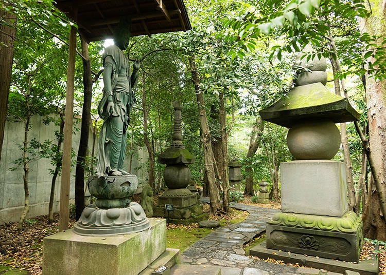 “Kannon-bodhisattva” in Mt. Potalaka is astonishingly large.