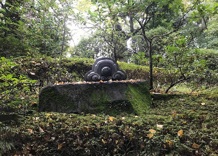 There are stone statues and roofing tiles which have the family emblem of Nezu. Be sure to look for them while you visit.