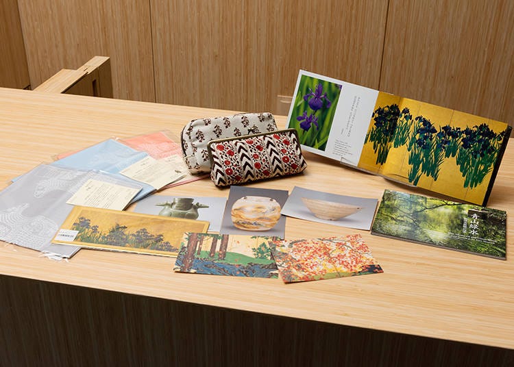 Popular original goods are gauze handkerchief (all colors 800 yen), iris letter paper (400 yen), postcards (100 yen), calico pouch (3,800 yen), “Seizan-ryokusui , All the seasons of Nezu Museum” photo book (1,000 yen).
