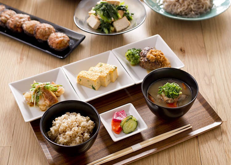 The Obanzai Set (1,200 yen including tax): you can choose 3 of the 6 or 7 items offered and which are changed weekly (photo provided by FLUX CAFE)