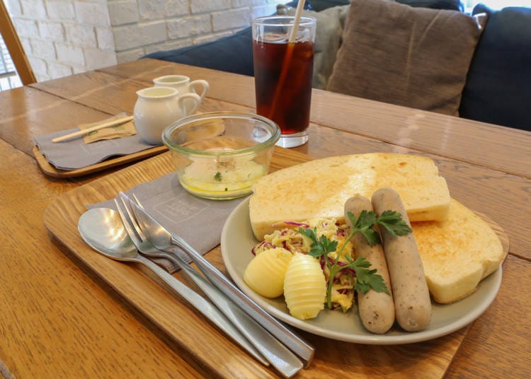 The Set B (550 yen, +200 with a drink, including tax) consisting of toast, sausages, soft-boiled egg, and coleslaw salad is a popular breakfast.