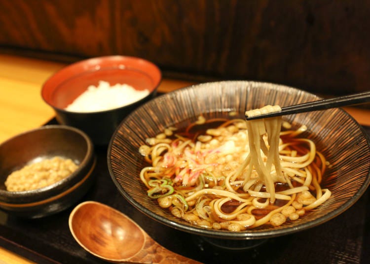 早餐是荞麦面（冷‧温）与白米饭的套餐。白米饭从菜饭、纳豆拌饭、生鸡蛋拌饭3种中选一。