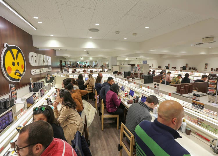 There are both counter and table seats, and usually many of the customers are foreigners.