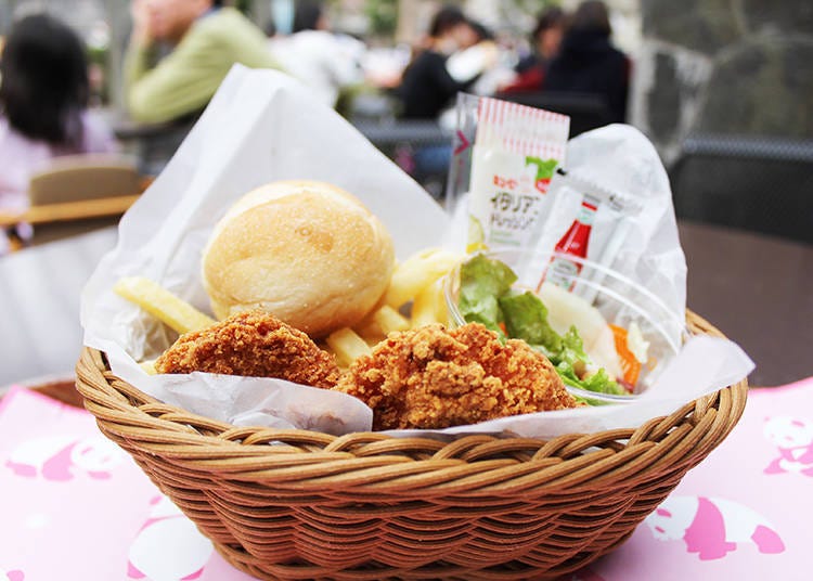 At the snack stands, a popular menu item, the Chicken Basket (750 yen, tax included)