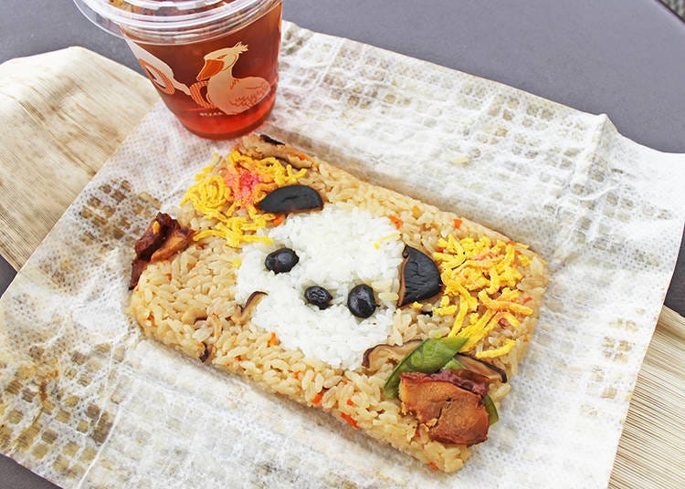 The “Panda Bento” is wrapped in husk of bamboo shoots and has a cute panda face drawn with the rice (580 yen, tax included)