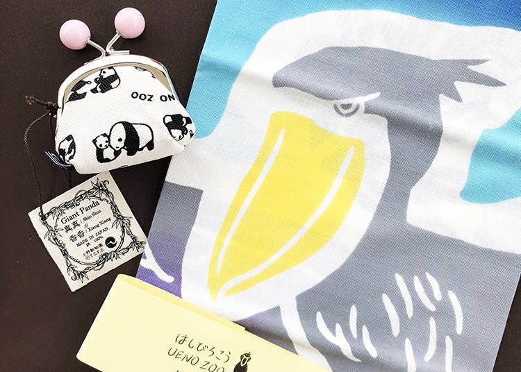 Especially popular with customers from overseas are the Mini Coin Purse (design: Mom & Baby Panda) (left, 1080 yen, tax included), and the Shoebill Painting Hand Towel (right, 1404 yen, tax included).