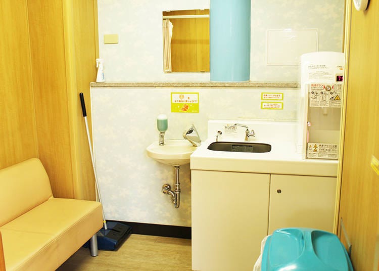 수유할 수 있는 공간은 히가시엔에 1곳, 니시엔에 3곳. 수유용 의자와 분유를 탈 수 있는 온수, 아기   침대 등이 완비되어 있다.