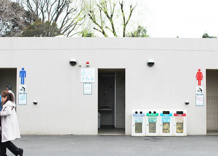화장실 수도 여유 있게 설치되어 있어 안심할 수 있는 우에노 동물원. 히가시엔/니시엔 모두 다섯 군데씩 총 10 곳에 화장실이 마련되어 있다.