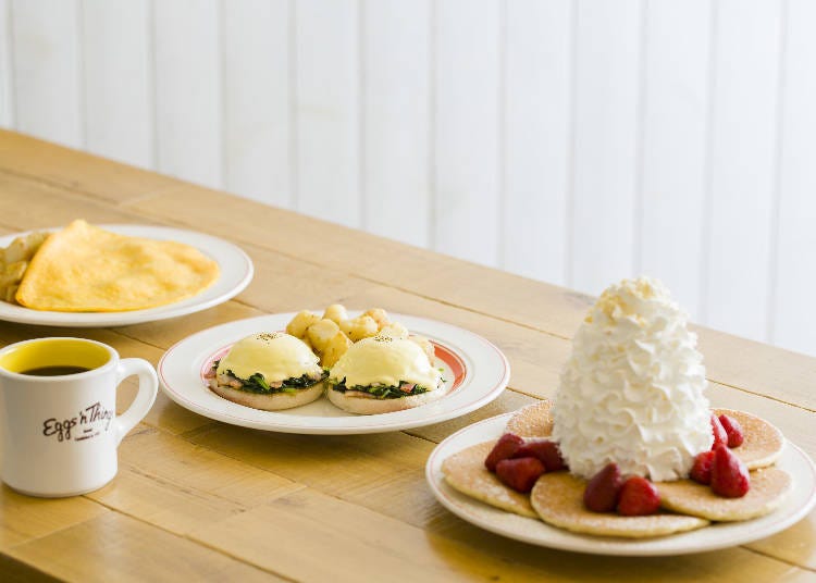 From the left: Portuguese sausage and cheese omelette (1,274 yen), spinach and bacon eggs Benedict (1,382 yen), pancakes topped with strawberries, whipped cream, and Macadamia nuts (1,274 yen) [all prices include tax]