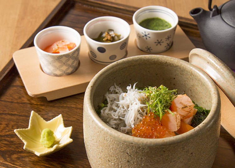釜揚げしらすと炙りサーモンのおひつごはん 1,490円(税込)