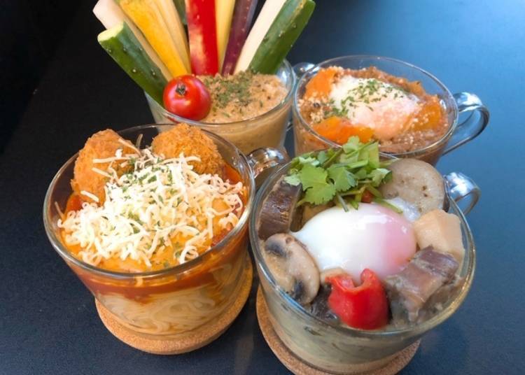 There are other delicious dishes besides snacks, such as curry in a glass and spaghetti