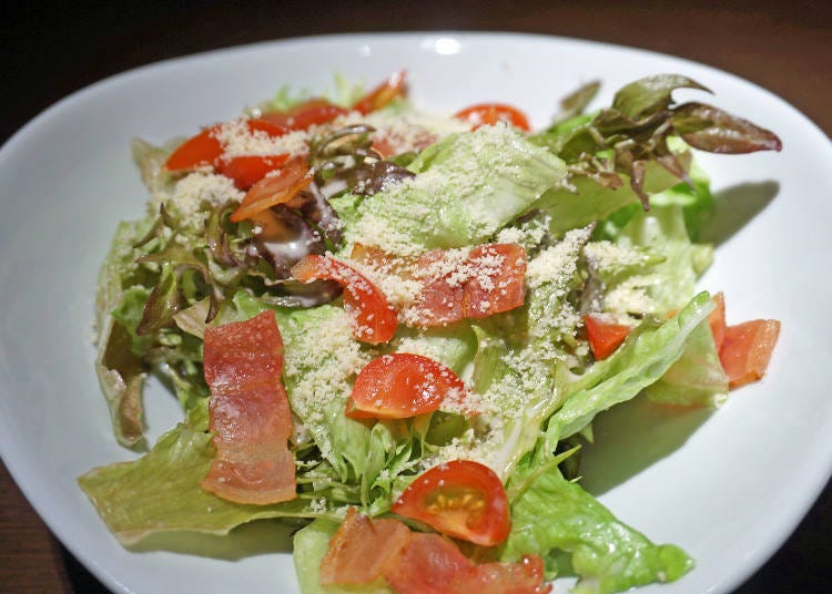ヘルシーに新鮮な野菜をいただけるシーザーサラダ600円(税別)もオススメです