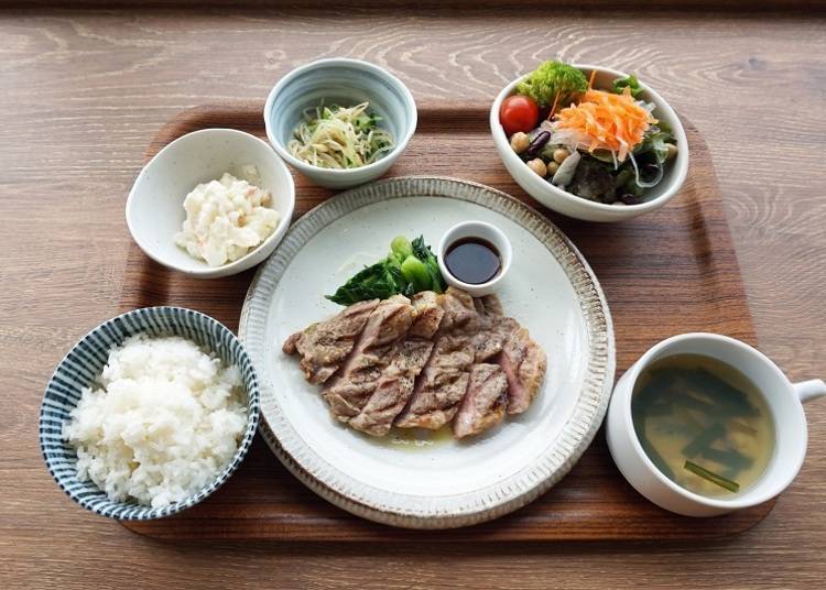 Smile Lunch - Meat (1,200 yen, tax included)