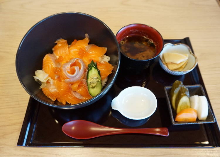 사진은 런치 시에 먹을 수 있는 연어 이쿠라 덮밥 880엔(세금포함)
